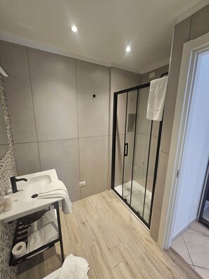 Dobbelt- eller tomannsrom – comfort, balkong | Bad | Dusj, hårføner, håndklær og såpe