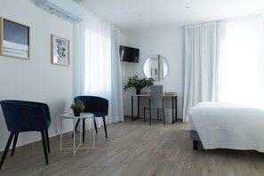 Skrivebord, skrivebord for bærbar PC og wi-fi (inkludert)