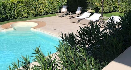 "Lake House" Charming Villa just 50 meters from the lake and sandy beach