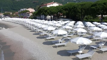 Playa en los alrededores, camastros y toallas de playa