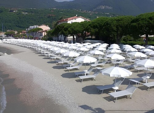 "Lake House" Charming Villa just 50 meters from the lake and sandy beach