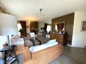 TV connectée, cheminée, livres
