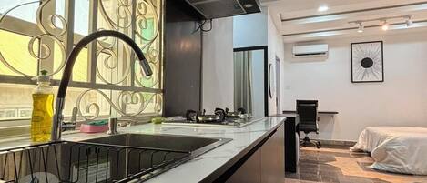 Familie appartement, balkon, uitzicht op de stad | Privékeuken | Een koelkast, een microgolfoven, een oven, een kookplaat