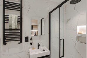 Haartrockner, Handtücher, Shampoo