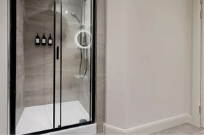 Hair dryer, towels, soap, toilet paper - Modern Elegance: Stylish City Retreat
(Leeds)