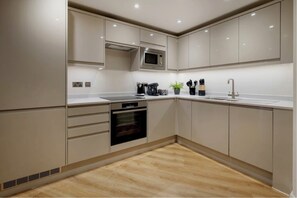 Private kitchen - Modern Elegance: Stylish City Retreat
(Leeds)