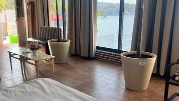 7 bedrooms, WiFi, bed sheets