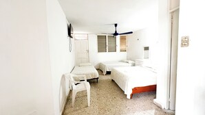 ベーシック 4 人部屋 バルコニー プールビュー | WiFi (無料)