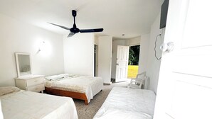 ベーシック 4 人部屋 バルコニー プールビュー | WiFi (無料)