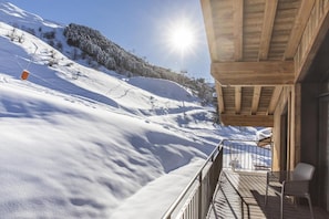 Property grounds - Wifi, 50m from ski lifts, 2nd floor, sauna, terrace, balcony, fireplace or stove, parking, tv, 133m² (Les Menuires)