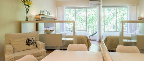 Studio, balcon, vue ville | Salle à manger