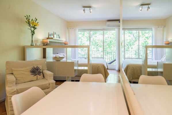 Studio, Balcony, City View | Dining room