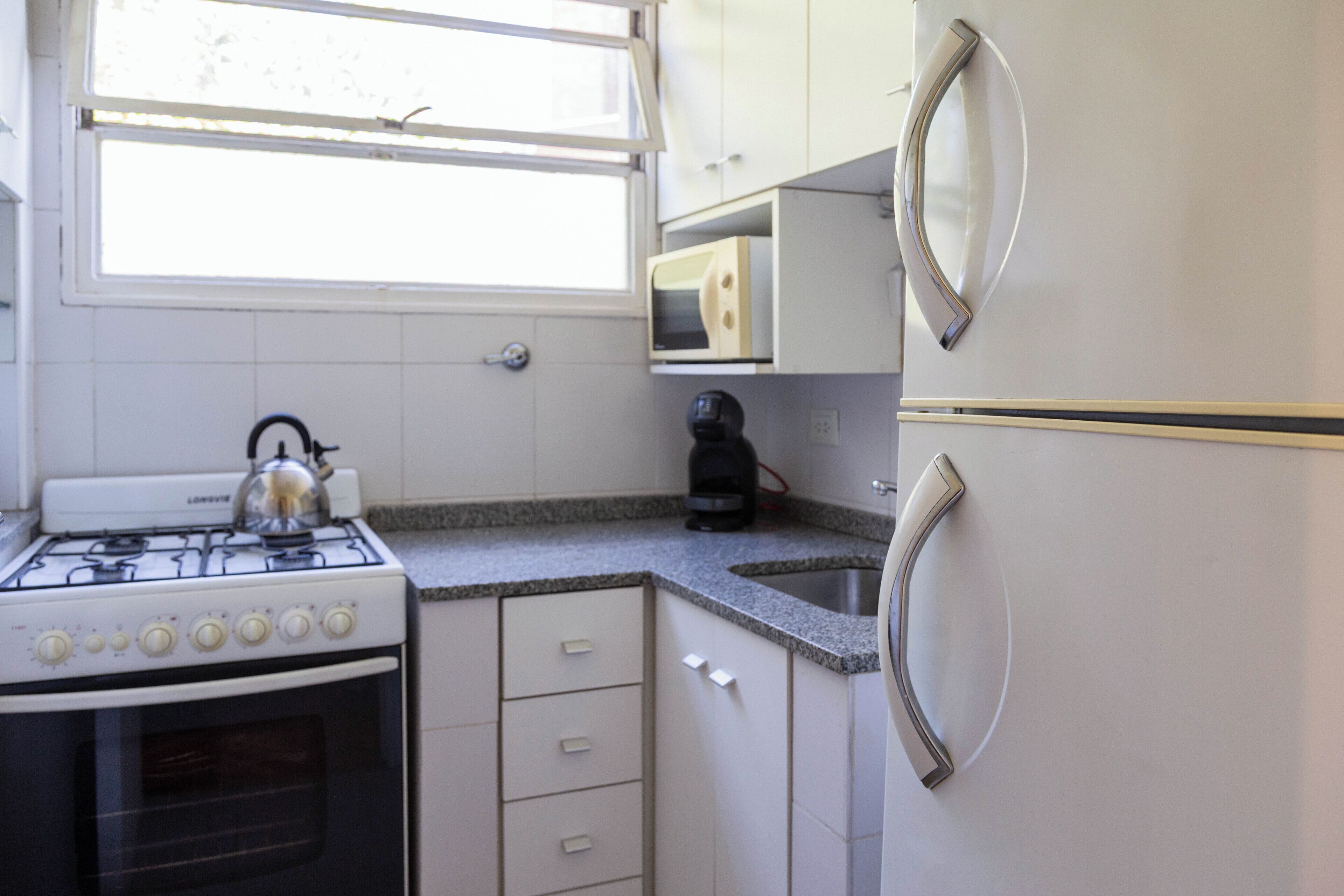 Estudio, balcón, vista a la ciudad | Cocina privada | Refrigerador con congelador, microondas, horno y parrilla de estufa 