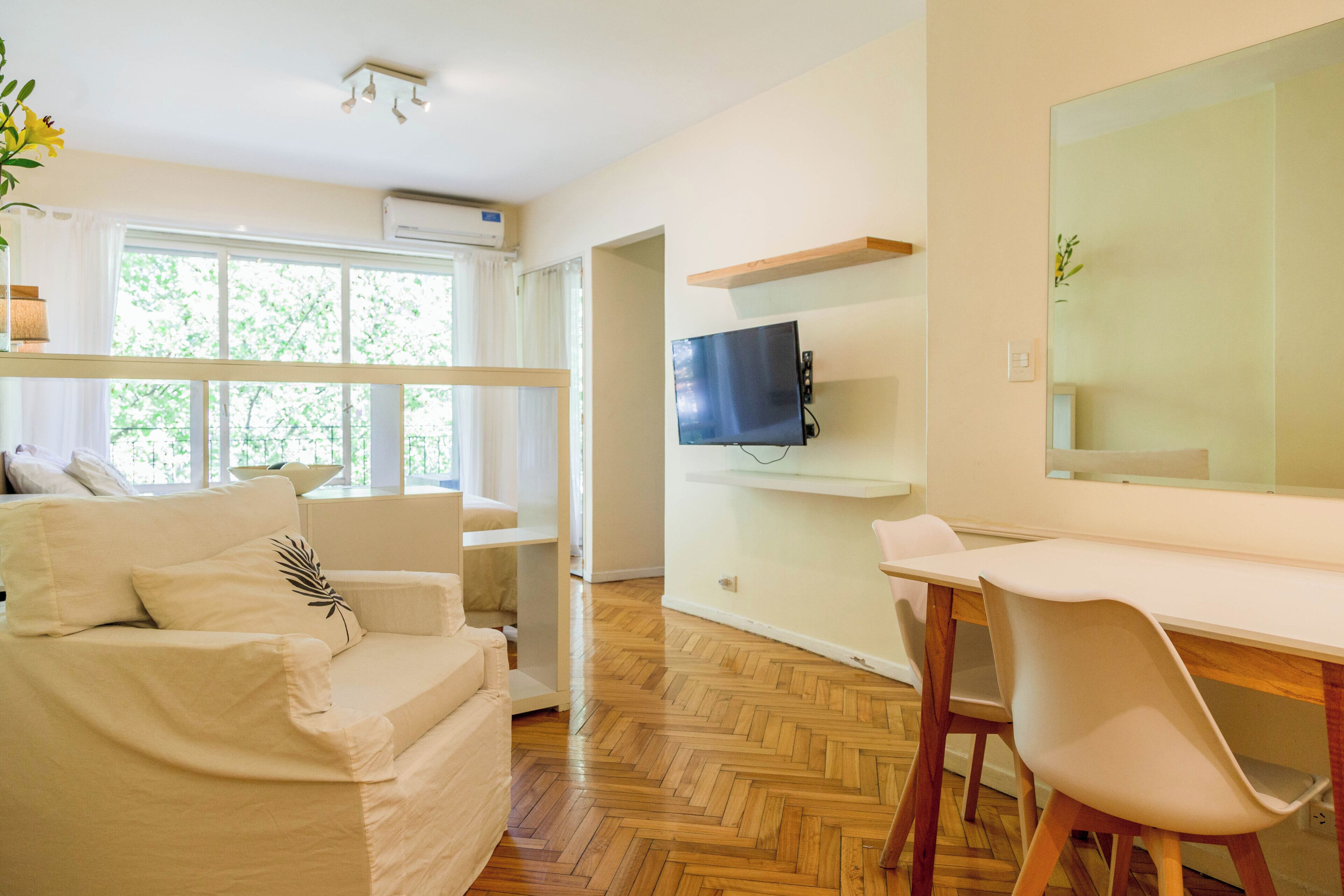 Estudio, balcón, vista a la ciudad | Área de sala de estar | Smart TV, Netflix, películas con cargo y servicios de streaming 