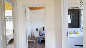 2 bedrooms, desk, iron/ironing board, WiFi