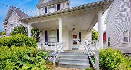 4-bedroom House in Rochester with Window A/C, TV, & WiFi to accommodate 8 people