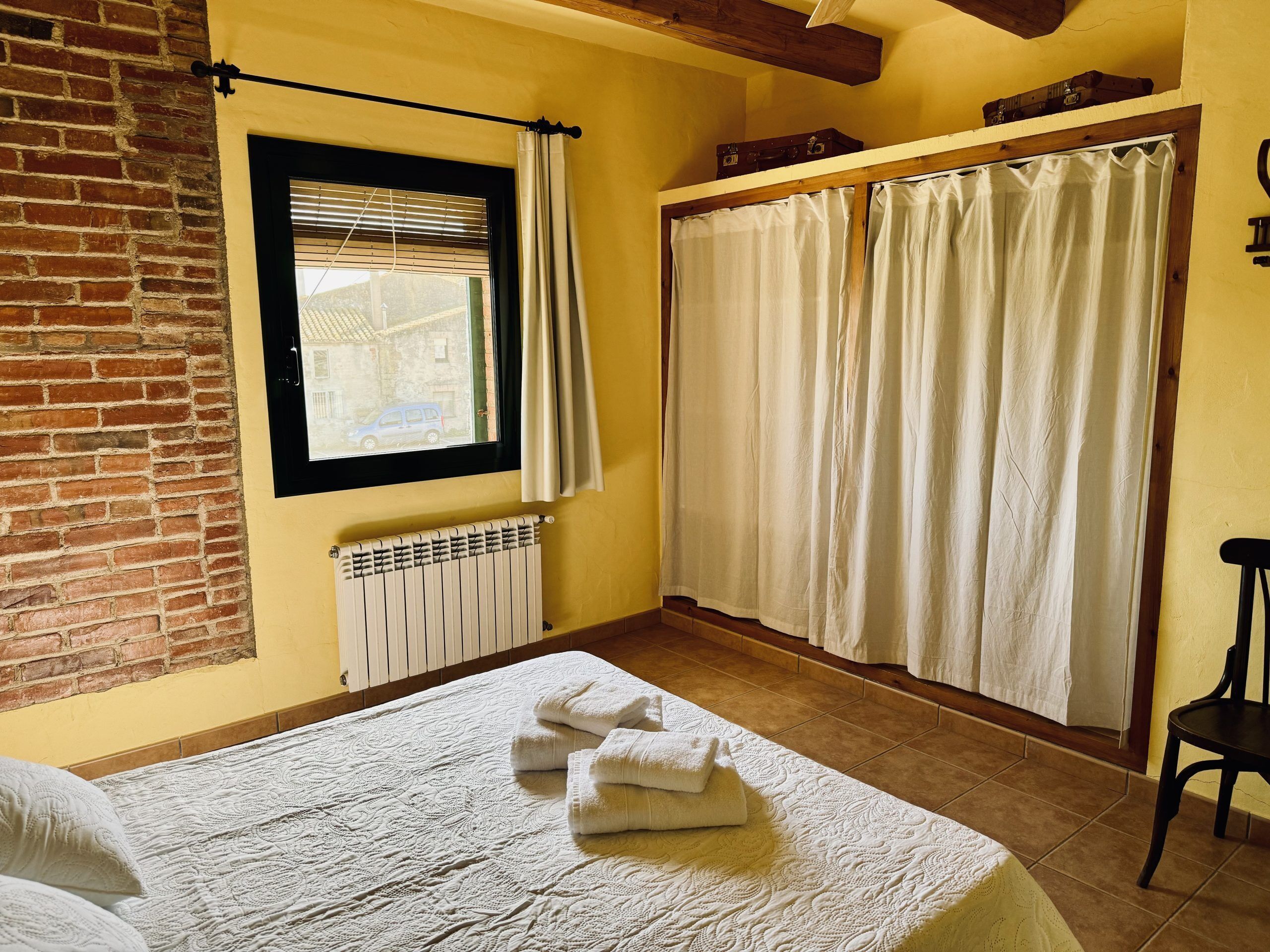 2 habitaciones, tabla de planchar con plancha, wifi y ropa de cama 