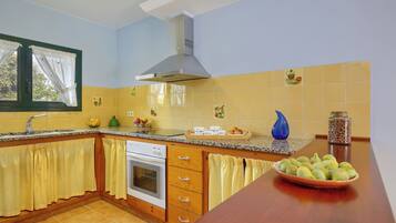 Een magnetron, een oven, een vaatwasser