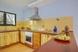 Een magnetron, een oven, een vaatwasser