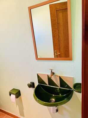 تجهيزات دش، م�جففات شعر، مناشف، صابون