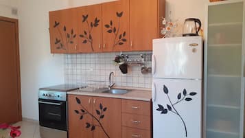 Kühlschrank, Ofen, Herdplatte, Wasserkocher mit Kaffee-/Teezubehör