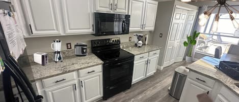 ثلاجة، ميكروويف، غسالة أطباق، محمصة خبز