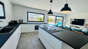 Private kitchen - Casa Carica with heated pool in Lajares (Lajares)