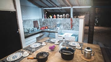 Sebuah ketuhar gelombang mikro di kawasan bersama