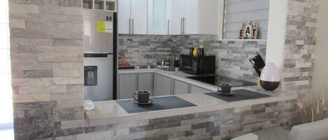 Een microgolfoven, een kookplaat