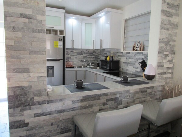 Microwave, stovetop - 2-bedroom house in charming Luis M. Cintrón with AC, WiFi (Luis M. Cintrón)