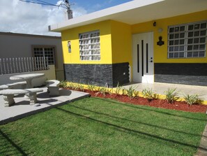 Outdoor dining - 2-bedroom house in charming Luis M. Cintrón with AC, WiFi (Luis M. Cintrón)