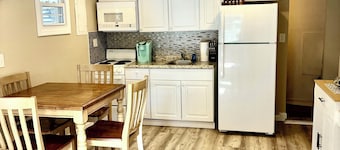 Just Renovated Charming 2 Bedroom Cottage