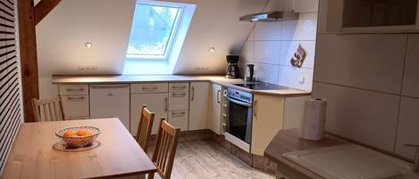 Frigorífico, microondas, horno y cafetera o tetera