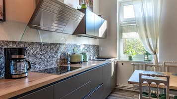Frigorifero, forno, piano cottura, lavastoviglie