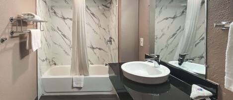 Ensemble baignoire-douche, articles de toilette (gratuits)