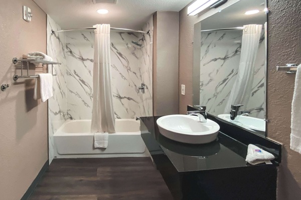 Combined shower/tub, free toiletries, towels, soap