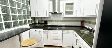 Een koelkast, een magnetron, een kookplaat, een vaatwasser