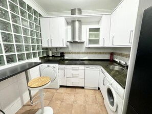 Réfrigérateur, micro-ondes, plaque de cuisson, lave-vaisselle