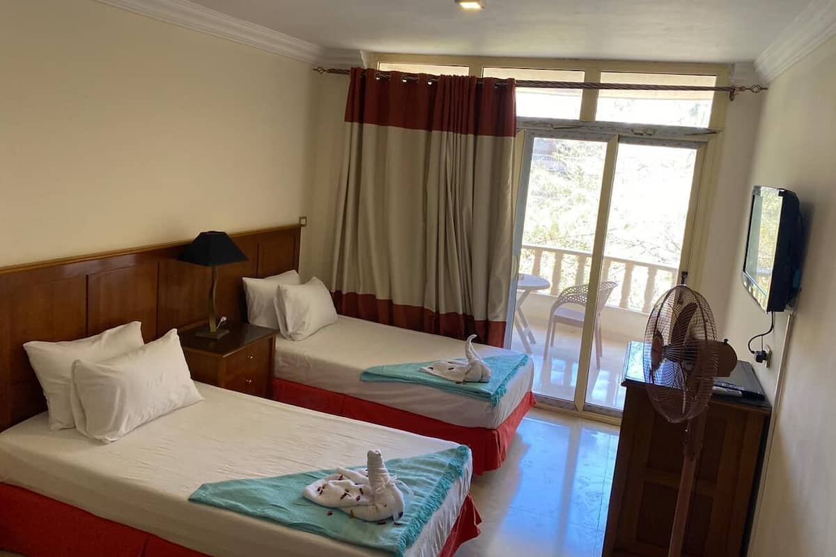 Deluxe-værelse til 3 personer - balkon - udsigt til have | Egyptiske bomuldslagner, premium-sengetøj, dundyner