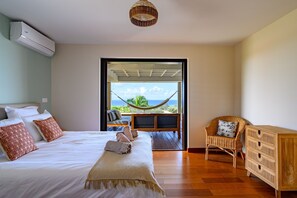 2 bedrooms, travel cot, WiFi, bed sheets