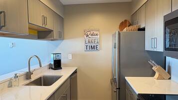 Réfrigérateur, four à micro-ondes, un four, surface de cuisson