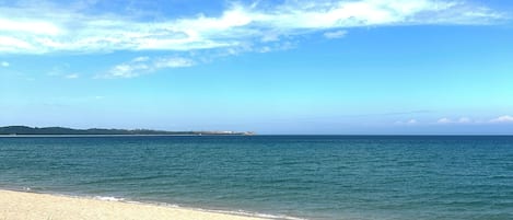 Plage, chaises longues