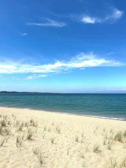 Lake Michigan beachfront in glen arbor. 2-bed/2-bath. beach fire pit and Wi-Fi