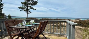 Lake Michigan beachfront in glen arbor. 2-bed/2-bath. beach fire pit and Wi-Fi