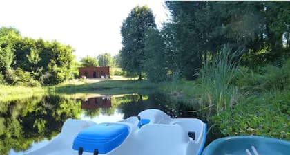 Cabane Limousine au bord de l'étang