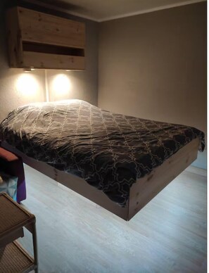 1 bedroom, bed sheets