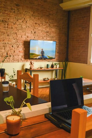 Apartamento, 1 quarto, vista para a cidade | Área de estar | Smart TV 42 polegadas com canais a cabo, Netflix, filmes pagos