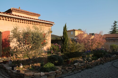 Furnished gîte, 2 to 4 pers Ground floor, garden with trees not overlooked and secure swimming pool