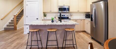 Réfrigérateur, micro-ondes, four, plaque de cuisson