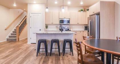 Elgin Collective Townhome 102 | Sleeps 10| Heart of Caldwell
